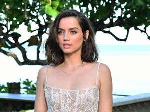 Bond Girl Ana de Armas Senang Road Trip Naik VW Kombi