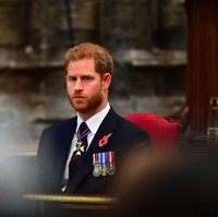 Sementara Pangeran Harry tampil dengan jas biru tua yang membuatnya tampak gagah.  Foto: dok. Getty Images