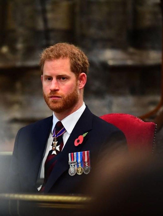 Sementara Pangeran Harry tampil dengan jas biru tua yang membuatnya tampak gagah.  Foto: dok. Getty Images