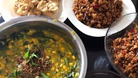 Ini racikan komplet bubur manado. Lauk pendamping bisa dipilih sesuai selera. Ayo, siapa mau? Foto: Instagram @momasak