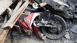 Rumah Roboh Timpa Angkot hingga Motor