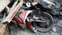 Ada juga sepeda motor yang hancur tertimpa puing.