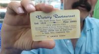 Nggak Bisa Move On! Pasangan Ini Kembali ke Resto 45 Tahun Lalu