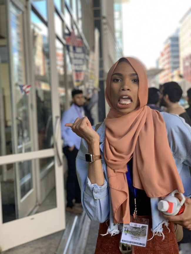 Fotonya di hadapan para pendemo itu sudah meraih 351 ribu likes dan lebih dari 12 ribu komentar. Aksinya menuai banyak respons positif dari netizen. Bahkan dari warganet pemeluk agama Kristen. Foto: Twitter/ShaymaaDarling