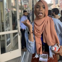 Fotonya di hadapan para pendemo itu sudah meraih 351 ribu likes dan lebih dari 12 ribu komentar. Aksinya menuai banyak respons positif dari netizen. Bahkan dari warganet pemeluk agama Kristen. Foto: Twitter/ShaymaaDarling