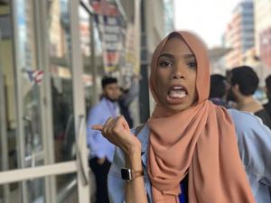 Cekrek! Hijabers Ini Nekat Berpose Senyum Depan Demo Anti-Islam di Amerika