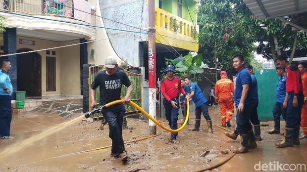 Banjir di Pejaten Timur Mulai Surut, Warga Bersihkan Rumah dari Lumpur