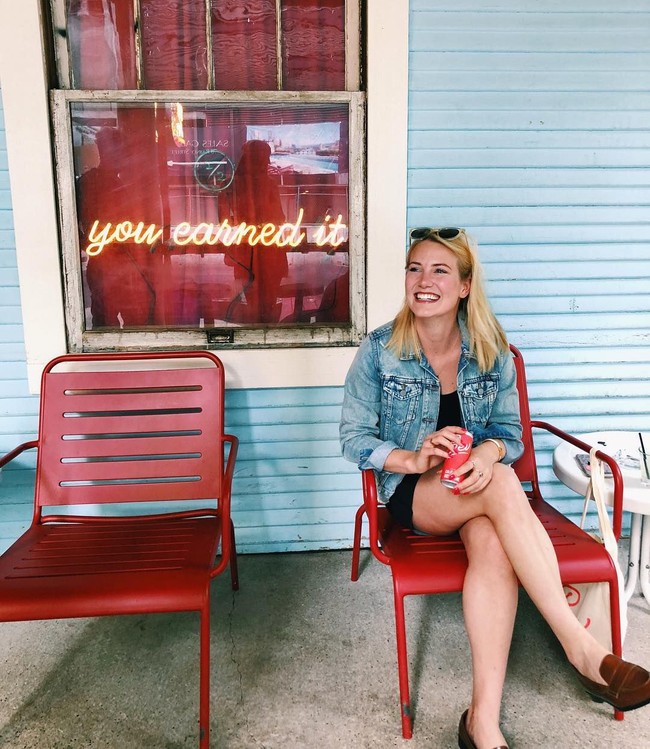 Itulah ketika aku sangat sadar bahwa ada cara berbeda kita bisa membangun ruang sosial yang lebih didominasi wanita. Energi dalam pesta tersebut sangat berbeda dari kehidupan mahasiswa (Dartmouth) atau bahkan kehidupan (pekerja) finance New York City atau kehidupan (pekerja) teknologi yang aku pernah jalani. Jika wanita bersenang-senang, semua bersenang-senang, ungkapnya kepada Money. Foto: Instagram @alixpeabody