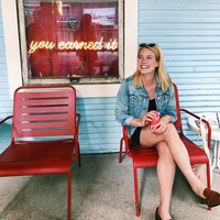 Itulah ketika aku sangat sadar bahwa ada cara berbeda kita bisa membangun ruang sosial yang lebih didominasi wanita. Energi dalam pesta tersebut sangat berbeda dari kehidupan mahasiswa (Dartmouth) atau bahkan kehidupan (pekerja) finance New York City atau kehidupan (pekerja) teknologi yang aku pernah jalani. Jika wanita bersenang-senang, semua bersenang-senang, ungkapnya kepada Money. Foto: Instagram @alixpeabody