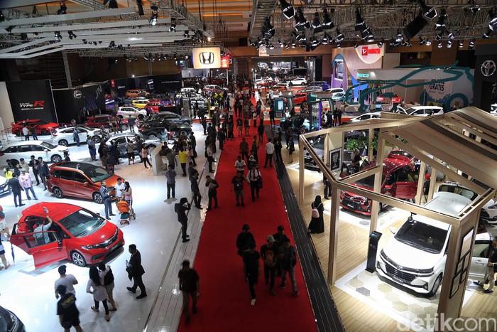 Indonesia International Motor Show (IIMS) 2019 telah memasuki hari kedua. Pengunjung pun terus meramaikan pameran otomotif tersebut.