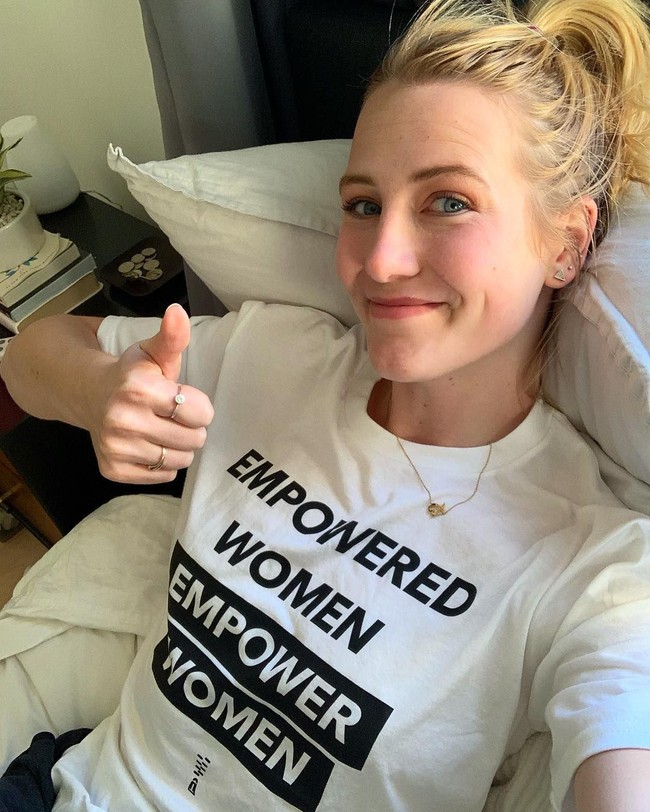 Di pertengahan 2017, Alix meluncurkan bisnis wine dalam kaleng yang tampil unik dengan slogan-slogan feminis, seperti Made by Chicks dan Break The Glass. Foto: Instagram @alixpeabody