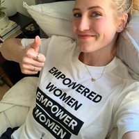 Di pertengahan 2017, Alix meluncurkan bisnis wine dalam kaleng yang tampil unik dengan slogan-slogan feminis, seperti Made by Chicks dan Break The Glass. Foto: Instagram @alixpeabody