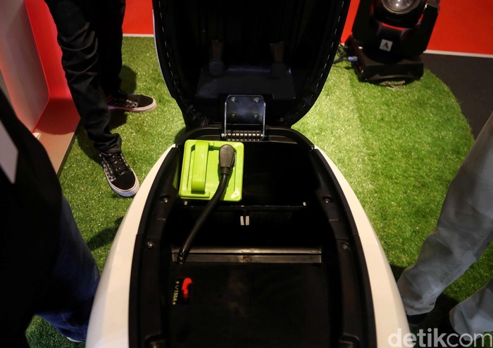 PT Gesits Technologies Indo (GTI) akhirnya rilis harga resmi motor listrik nasional Gesits di IIMS 2019. Motor rakitan anak negeri ini dibanderol Rp 24 jutaan.