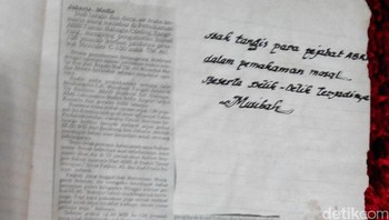 Membuat kliping dulu cukup populer, mengumpulkan potongan informasi di koran kemudian ditempel di kertas dan dijadikan buku. Sekarang semua informasi bisa dicari lewat Google di smartphone. Foto: edward