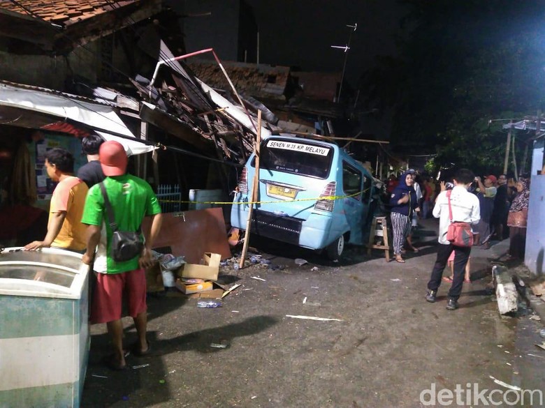 Lurah: Rumah yang Roboh di Tanah Tinggi Tiga Lantai Tak Ada Izin Lurah: Rumah yang Roboh di Tanah Tinggi Tiga Lantai Tak Ada Izin