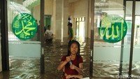 Banjir juga merendam masjid di Kelurahan Kampung Melayu.