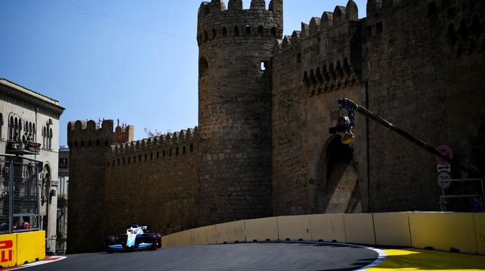 George Russell mengalami kecelakaan di GP Azerbaijan, membuat sesi latihan pertama dibatalkan. (Foto: Clive Mason/Getty Images) George Russell mengalami kecelakaan di GP Azerbaijan, membuat sesi latihan pertama dibatalkan. (Foto: Clive Mason/Getty Images)