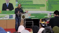 Direktur MSDM, Umum, dan Kepatuhan Perum Jamkrindo Sulis Usdoko sangat antusias dalam memberikan paparan mengenai kewirausahaan di Universitas Negeri Jakarta kepada para mahasiswa. Foto: dok. Jamkrindo