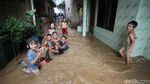 Keceriaan Anak-anak Bukit Duri Bermain di Tengah Banjir
