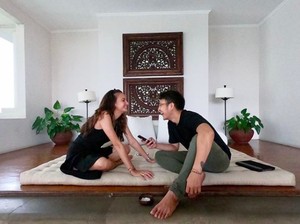 Cara Nadine Chandrawinata Atasi Bosan Tunggu Suami Pulang
