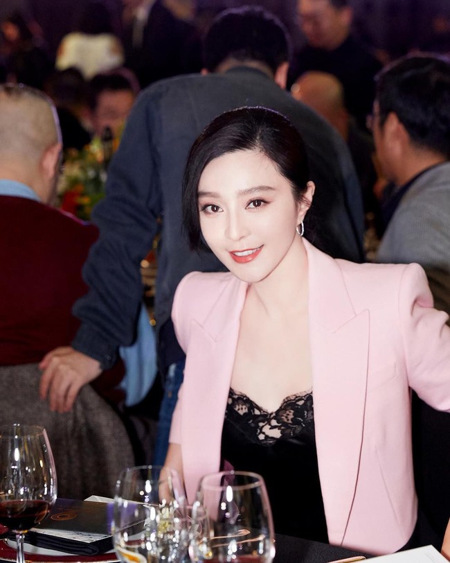 Sementara untuk makeup seperti biasa Fan Bingbing menerapkan makeup flawless dengan aksentuasi alis lurus meruncing dan eyeliner. Rambut yang ditata ke belakang pun membuat gayanya semakin elegan.  Foto: Instagram @bingbing_fan