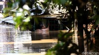 Banjir di kawasan ini imbas dari meluapnya Sungai Ciliwung.