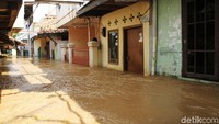 Jalanan yang tergenang nyaris terlihat seperti sungai yang melewati rumah-rumah warga.