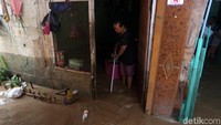 Meski begitu, masih ada warga yang tinggal di rumah untuk mengeluarkan air yang masuk ke dalam tempat tinggalnya.