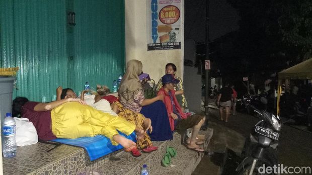 Banjir di Pejaten Timur Surut, Sejumlah Warga Masih Mengungsi di Emperan Toko