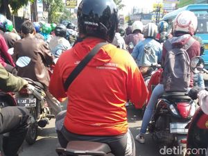 Akibat Banjir di Rawajati, Kramat Jati Arah UKI Macet Parah