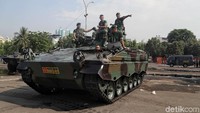 Dalam apel tersebut sejumlah alutsista juga turut dihadirkan.