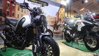 Ajang Indonesia International Motor Show (IIMS) 2019 jadi ajang Benelli Indonesia meluncurkan dua produk barunya, yaitu Benelli TRK 502 X dan Benelli Leoncino 500, Jakarta, Jumat (26/4/2019). Benelli TRK 502 X (kanan) dan Benelli Leoncino 500 (kiri).