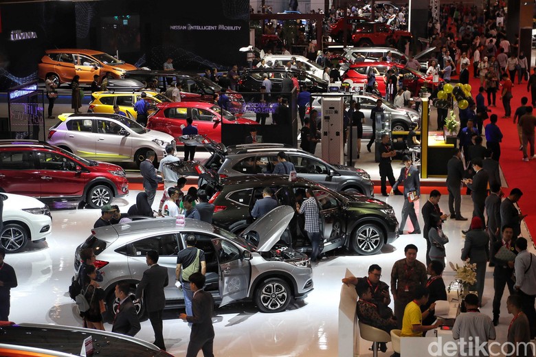 Pengunjung Ramaikan IIMS 2019 Hari Kedua Indonesia International Motor Show (IIMS) 2019 telah memasuki hari kedua. Pengunjung pun terus meramaikan pameran otomotif tersebut.