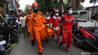Petugas mengevakuasi jenazah korban rumah ambruk di Jalan Pulu Gundul No 123, RT 004/RW 010, Tanah Tinggi, Johar Baru, Jakarta Pusat, Jumat (26/4/2019).