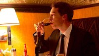 Makan steak dipadukan dengan wine, jadi pilihan menu makan malam Benedict dalam salah satu film yang dibintanginya. Foto: Istimewa