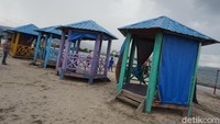 Di bibir pantai, traveler juga bisa duduk di gazebo atau warung milik warga. Umumnya menjual makanan ringan seperti mie instan, kopi dan cemilan lainnya (Shinta Angriyana/detikcom)