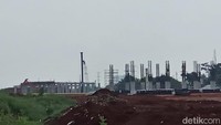 Di sisa kilometer sampai Sawangan, beberapa alat berat ada yang melakukan pengerukan tanah, ada juga yang menyusun dan memampatkan tanah. Selain itu beberapa tiang penyangga pun telah dan sedang dipasang di beberapa titik, untuk menyangga jalan tol.