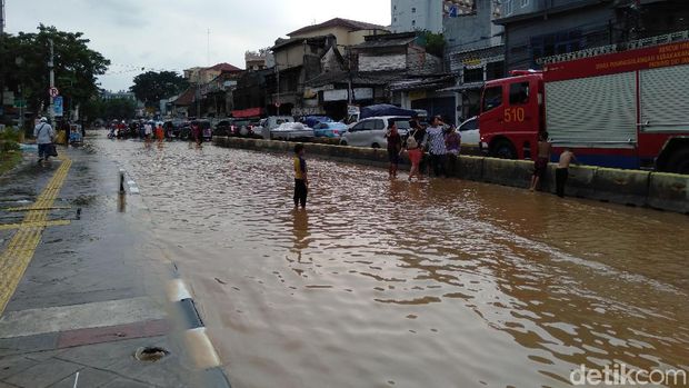 Arus lalu lintas di Jl Jatinegara Barat imbas banjir akibat luapan Kali Ciliwung, Jumat (26/4/2019)