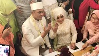 Pose bahagia Muzdalifah dan Fadel yang terpaut usia lima belas tahun itu saat memamerkan cincin pernikahannya.