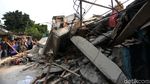 Rumah Roboh Timpa Angkot hingga Motor