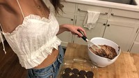 Dari unggahan Kaia yang ini, ia mengungkap kalau paling senang bikin kue. Lihat nih gayanya saat menyiapkan adonan kue plus topping Oreo. Foto: Instagram kaiagerber