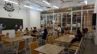 Bernostalgia dengan zaman sekolah. OldSchool Cafe memiliki tema ruangan yang sangat mirirp seperti kelas belajar. Di beberapa spotnya juga terdapat aneka jajanan mainan yang mengingatkan pengunjung masa-masa sekolah. Foto: myweekendtreat