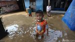 Potret Warga Pejaten Timur Beraktivitas di Tengah Banjir