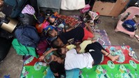 Anak-anak tertidur lelap di bawah Flyover Kalibata.