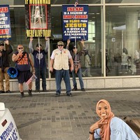 Aksi para pendemo anti Islam itu tak main-main. Mereka menyerukan ujaran kebencian terhadap Islam. Pada poster yang mereka bawa, tertulis Islam adalah agama darah dan pembunuh. Foto: Twitter/ShaymaaDarling