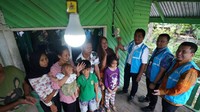 General Manager PLN Unit Induk Wilayah Sumatera Barat Bambang Dwiyanto saat meninjau program penyambungan listrik desa di Padang, Sumatera Barat, Jumat (26/4). Pool/PLN.
