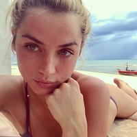 Ia lalu mengawali kariernya di Hollywood setelah mendapat peran di film ‘Knock-Knock’ (2015) bersama aktor Keanu Reeves. Namun film ‘Blade Runner 2049’ lah yang melejitkan nama Ana. Di film bertema sci-fi tersebut, ia berperan sebagai karakter hologram sekaligus kekasih karakter yang diperankan oleh aktor Ryan Gosling. Foto: Dok. Instagram/ana_d_armas