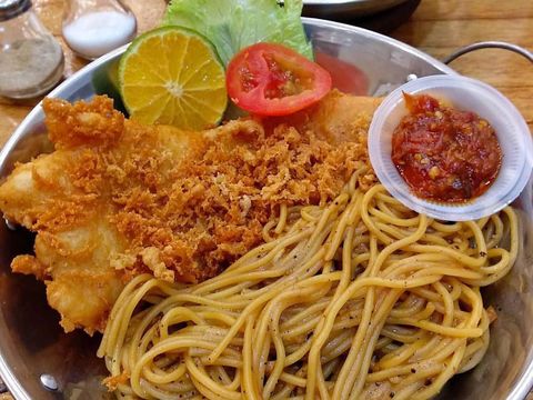Nikmat! Fish and Chips dengan Paduan Nasi Kuning hingga Sambal Geprek