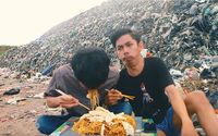 Mukbang di Tempat Pembuangan Sampah, Dua YouTuber Kocak Ini Jadi Viral