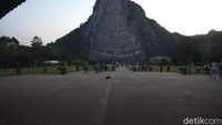 Secara garis besar, tebing ini memiliki tinggi mencapai 130 meter. Di tengahnya, terdapat gambar Buddha yang besar. Uniknya, gambar Buddha dibuat dengan laser dan emas. Laser Buddha juga diusung-usung sebagai tempat dengan gambar Buddha terbesar di dunia (Shinta/detikcom) 